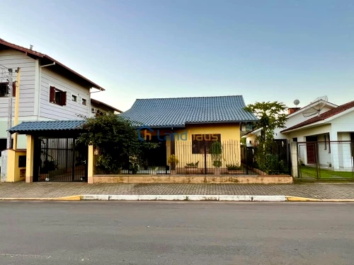 Casa / Sobrado à venda em Centro, Presidente Lucena